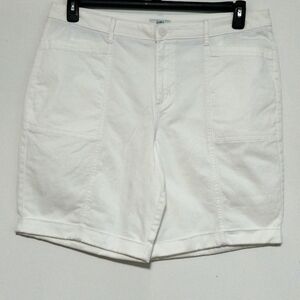 Women White Shorts / Size 18